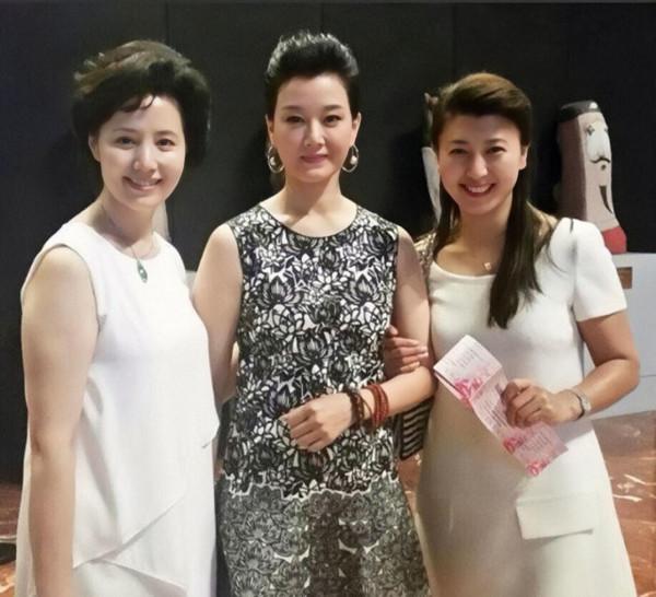 55歲宋祖英的妝容告訴我們:“含有笑意的眼妝太適合小眼睛的你” 55歲宋祖英的妝容告訴我們:“含有笑意的眼妝太適合小眼睛的你”