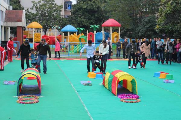 積極鼓勵幼兒參與角色遊戲，併為遊戲開展購置了豐富的遊戲材料