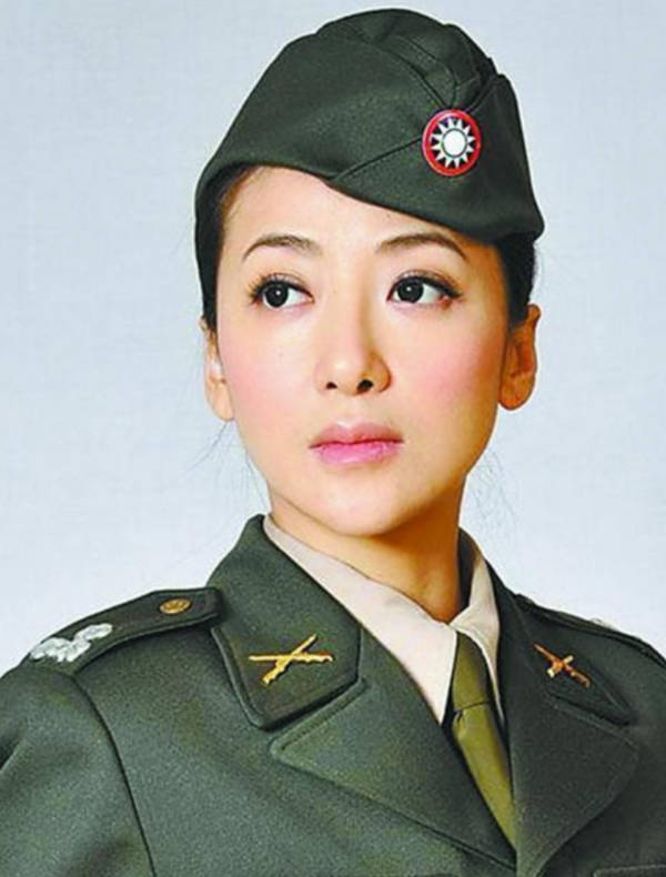 女明星軍裝造型有多浮誇？有人不捨大紅唇，有人腳踩10公分高跟