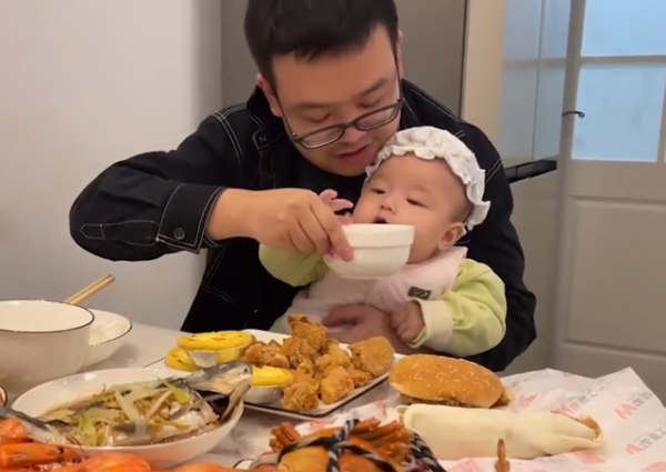 四川一夫妻為6個月寶寶舉辦開葷宴，爸爸一開口就知道沒那麼簡單