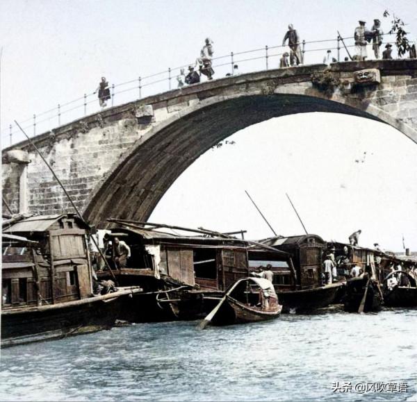 1900年的蘇州，婦人在吳門橋下浣洗衣物，男子在玉帶橋前思考人生