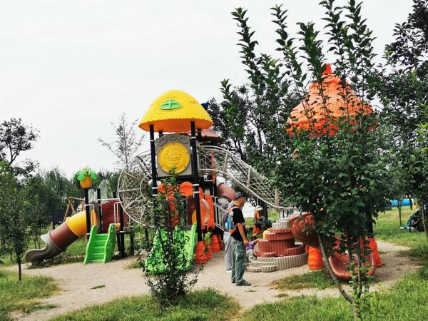 樹木鬱鬱蔥蔥，花草五顏六色，這裡被譽為大自然中的童話樂園