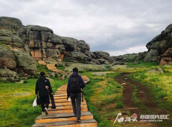 通天洞考古現場紅旗飄揚 通天洞考古現場紅旗飄揚