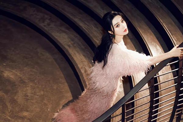 范冰冰高調出席活動成人氣王！穿粉色羽毛裙明豔四射，新造型封神