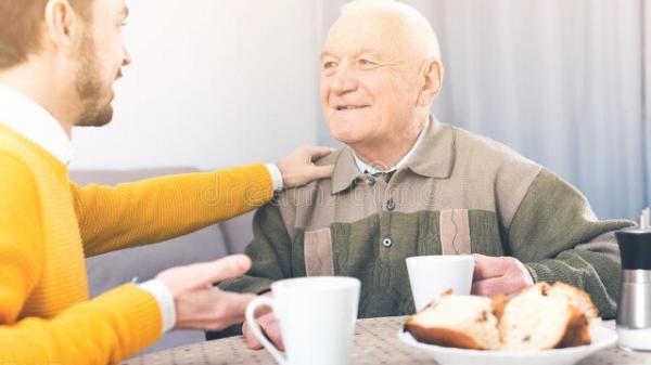 79歲父親手握500萬，兒女卻敬而遠之，兒子：晚年悽慘是他自找的