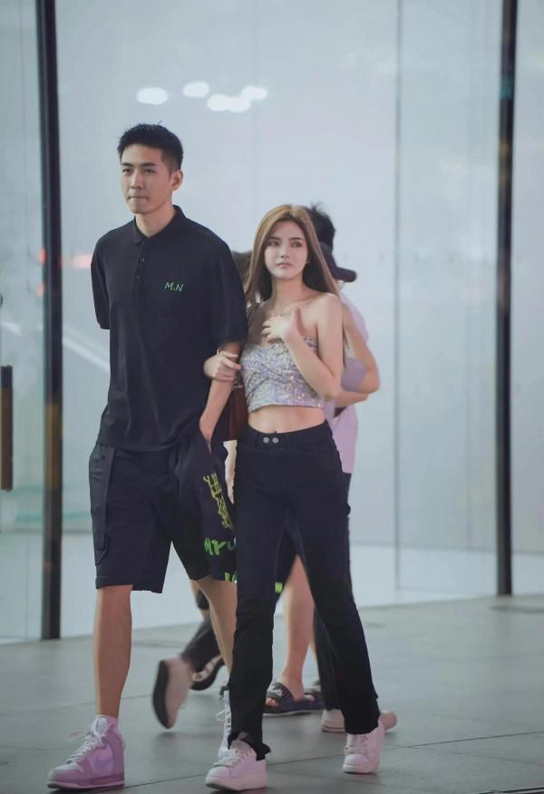 看街拍 學穿搭：12組情侶逛街穿搭示範 你也可以這樣潮