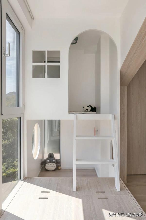 進門就被她家的裝修吸引,乾淨大氣溫暖,電視牆和陽臺很值得參考 進門就被她家的裝修吸引,乾淨大氣溫暖,電視牆和陽臺很值得參考