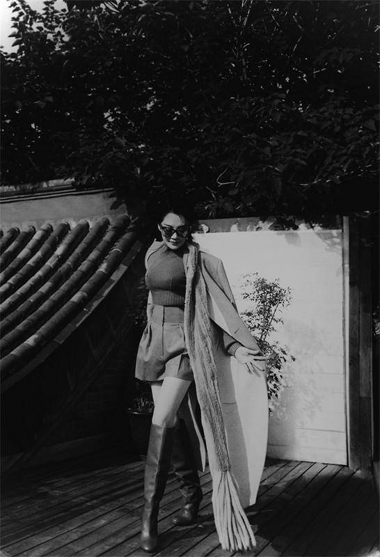 許晴屋頂拍“楓葉系”質感寫真 風衣搭配長靴造型更時尚