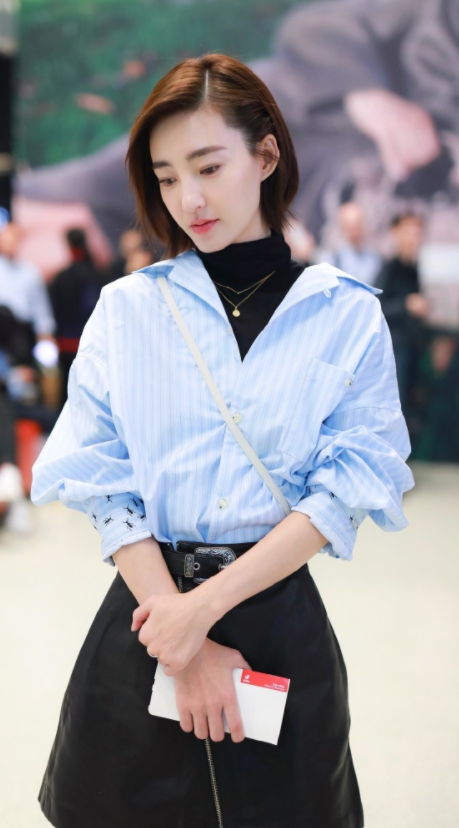 王麗坤帶火了襯衫疊穿高領衫，時髦還大氣，配長筒靴太有氣場了