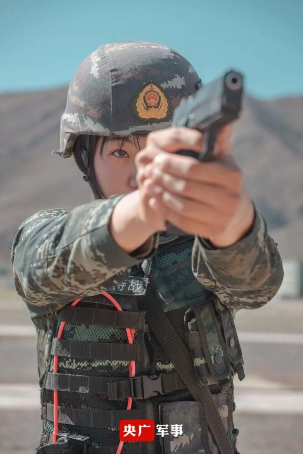 實力圈粉！女子特戰隊員高燃桌布來了