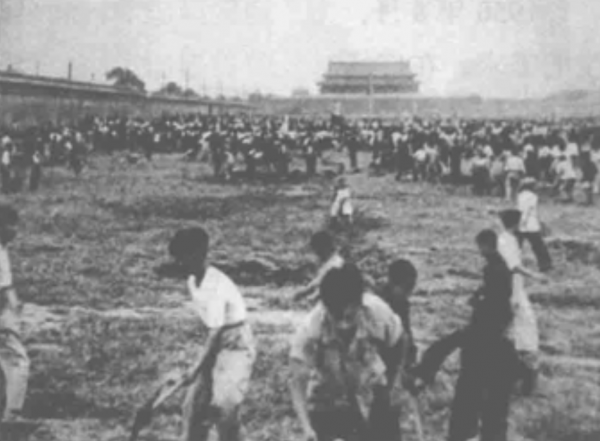 58年，天安門廣場重新修建，毛主席問周總理：能不能容納100萬人