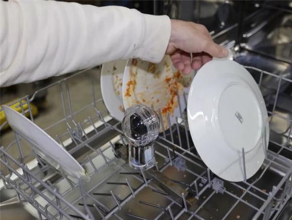 洗碗機怎麼把碗洗乾淨？老哥把攝像機放進去後，網友：原來如此