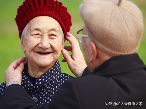 家裡老人突發腦溢血，懂得急救很重要：4個步驟記清楚，能救命