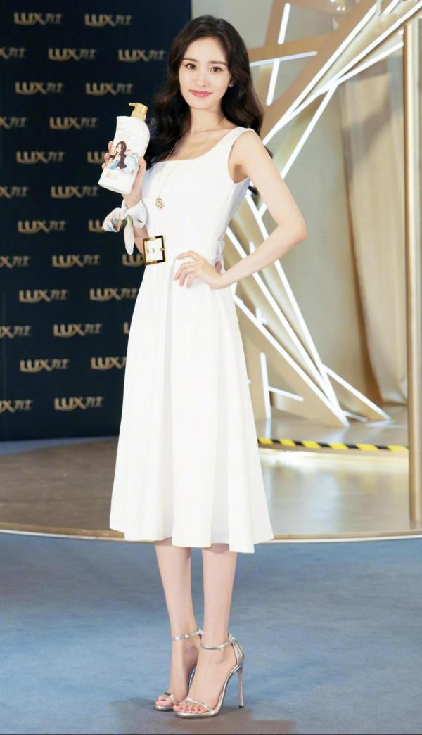 楊冪穿白色裙子宛如仙子