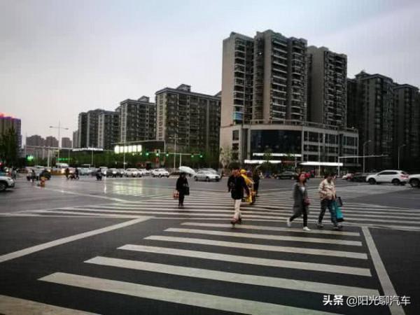 國外新型斑馬線火了，建議全國普及，誰還敢闖紅燈？