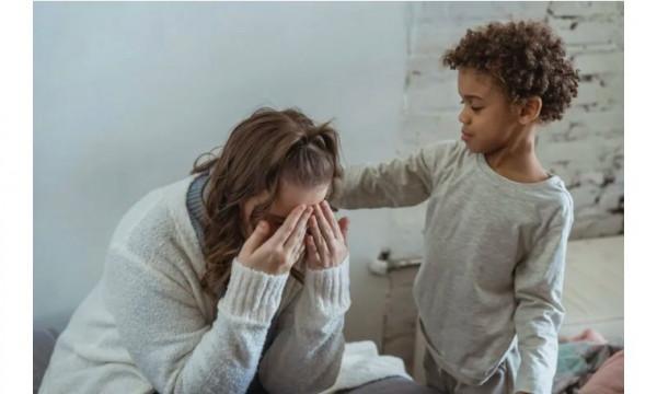 媽媽愛孩子,卻總是忍不住發火:請先停下腳步擁抱自己 媽媽愛孩子,卻總是忍不住發火:請先停下腳步擁抱自己