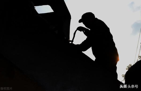 他因工受傷了,右腿殘疾了,他拎水很吃力…… 他因工受傷了,右腿殘疾了,他拎水很吃力……