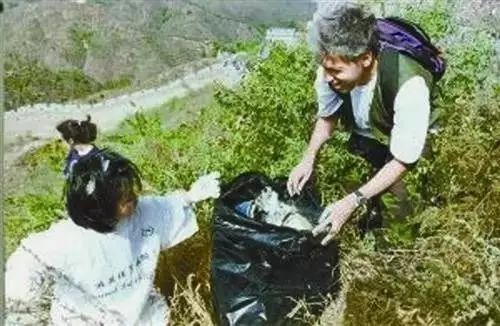 這個英國老頭在長城撿了22年垃圾，不僅閃婚了箇中國媳婦，還上BBC被英女王授予勳章