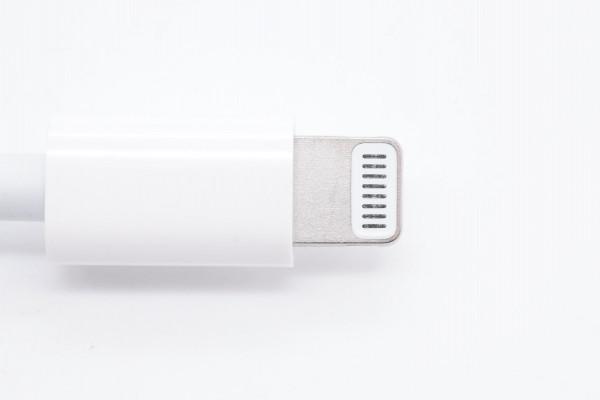 反向升級？蘋果新版C94 USB-C to Lightning線拆解