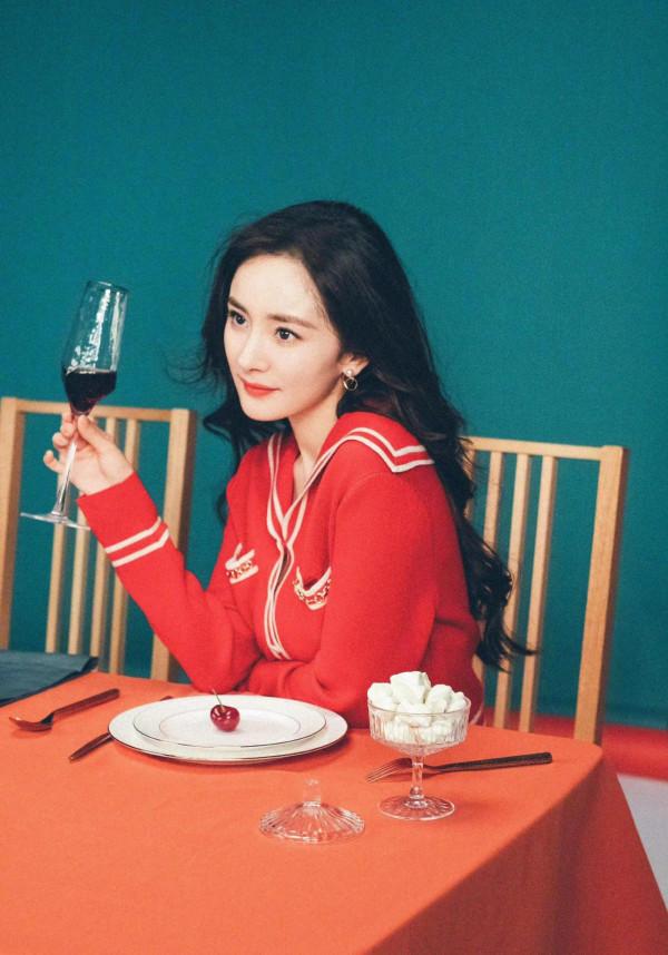 眾多新劇釋出海報:楊冪已成娛樂大咖,劉亦菲古裝優越感更明顯 眾多新劇釋出海報:楊冪已成娛樂大咖,劉亦菲古裝優越感更明顯