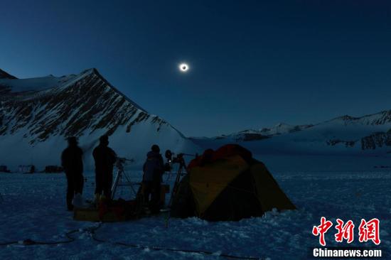 科學家在南極洲觀測日食