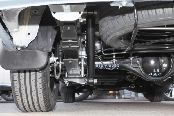 8&period;28萬的國產MPV，軸距2810mm，配備1&period;8L發動機&plus;5擋手動變速箱