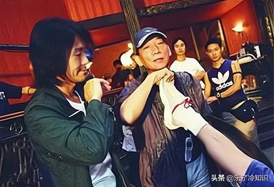 被譽為“第一武術指導”，4個弟弟都是演員，周星馳為其斟酒