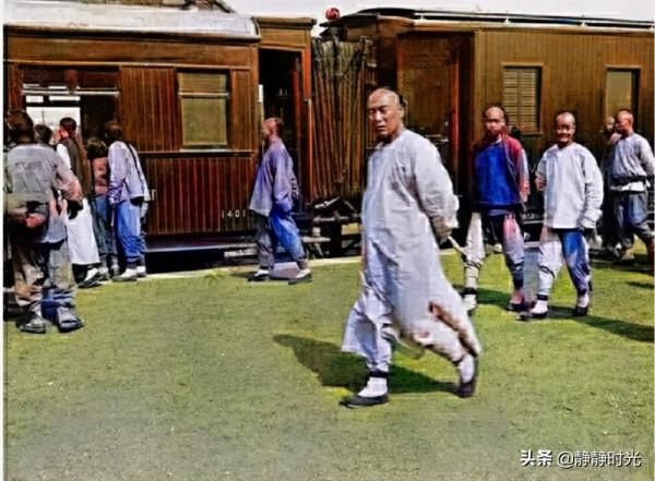 晚清老照片：旗人女子酷似如今名人，衙役摁倒犯人行刑