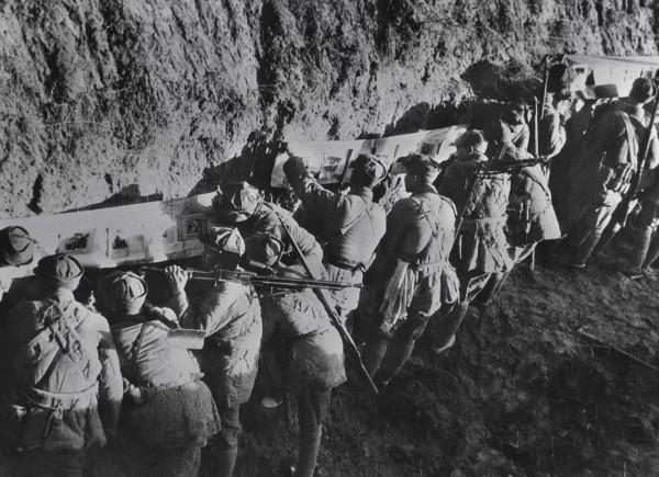 毛主席打了個極秘密的電報給劉鄧，稱陝北甚為困難，劉鄧隨即領會