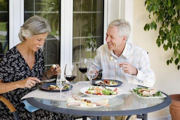 年齡越大，越要多吃？營養學家提醒：55歲後，不妨常吃這2種食物