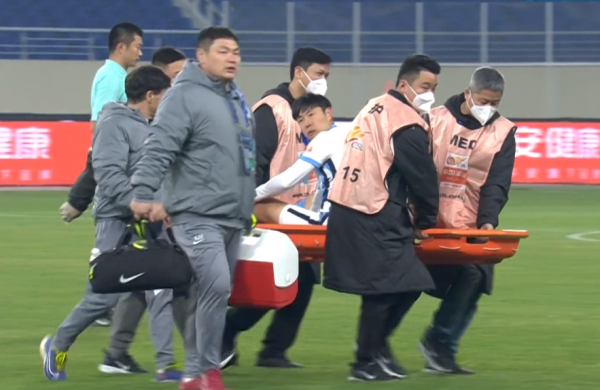 不走運！33歲前國腳替補30秒傷退被換下，一度被抬上擔架神情沮喪