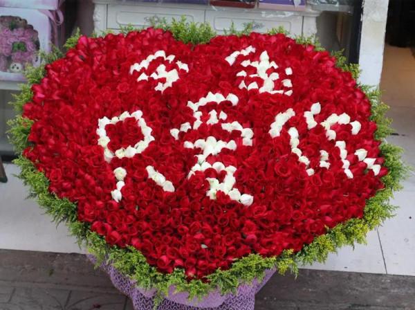 愛情不可替代的戒指和花