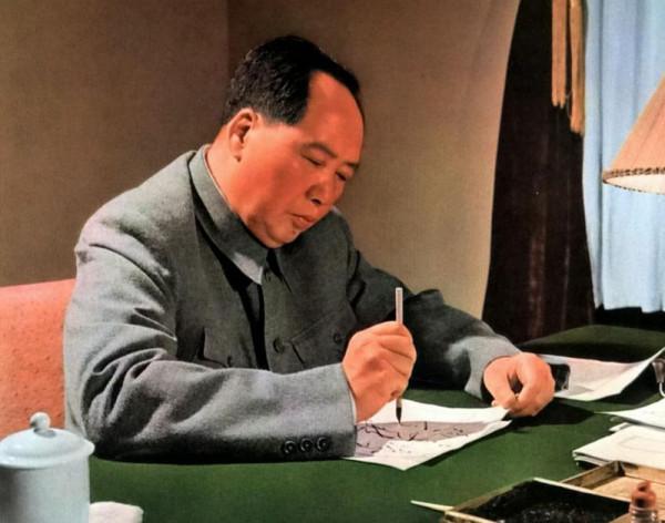 1958年,毛主席連夜寫了兩首詩,通篇洋溢著興奮與喜悅 1958年,毛主席連夜寫了兩首詩,通篇洋溢著興奮與喜悅