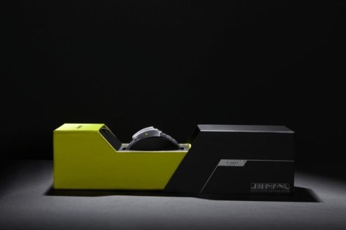 《2077》推出聯名款手錶 鈦金屬製成、造型復古 《2077》推出聯名款手錶 鈦金屬製成、造型復古