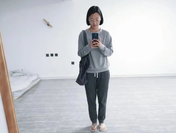 90後女孩兒斷舍離成癮！88㎡房子僅放6件傢俱，定製衣櫃超能裝