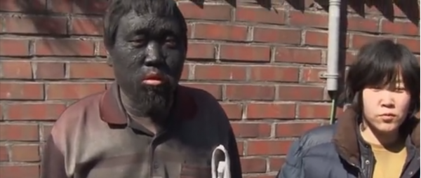 帶著妹妹流浪10年，每天用鞋油抹臉，覺得只要這樣就不會被欺負