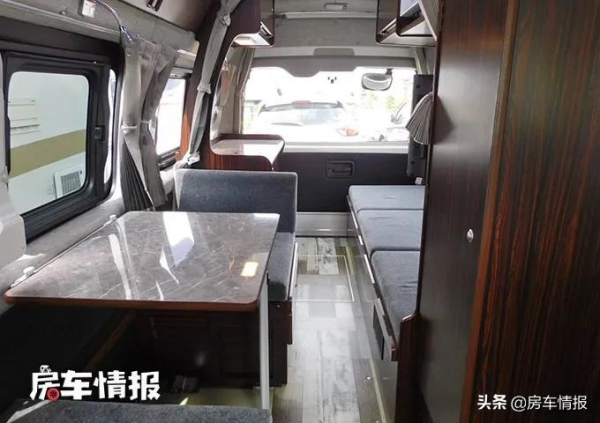 新款豐田房車，麵包車外觀不到5米長省油好開，3口人旅行也能住下