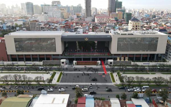 中企承建的柬埔寨國防部辦公樓正式投入使用