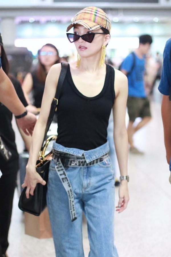 張韶涵開始走“工人風”了,背心配牛仔褲好隨意,貓眼墨鏡挺時髦 張韶涵開始走“工人風”了,背心配牛仔褲好隨意,貓眼墨鏡挺時髦