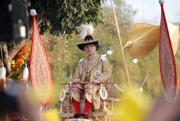 德媒曝泰王度假生活：年消費10億富得流油，世界頂尖鑽石王老五