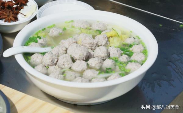 汆肉丸這麼做,肉嫩香味濃,個個煮不散,教您詳細做法,快來學 汆肉丸這麼做,肉嫩香味濃,個個煮不散,教您詳細做法,快來學