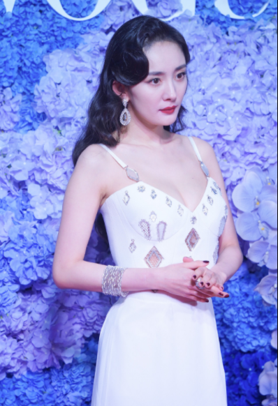 本以為紅毯上楊冪、宋茜夠美了，結果41歲的湯唯一出來，才知差距