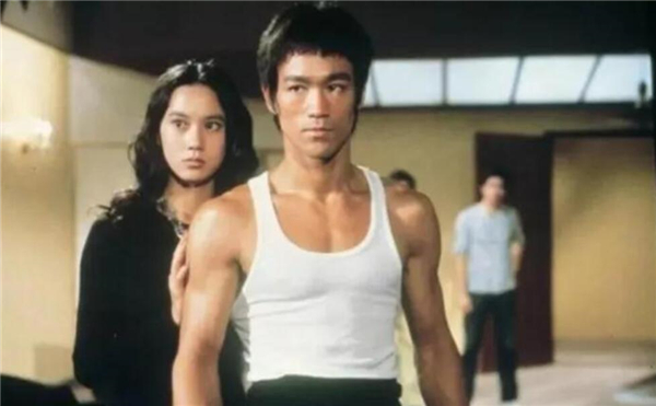 毛主席晚年迷上看電影，中央借來李小龍電影，邵逸夫卻異常緊張