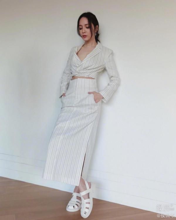 侯佩岑身穿白色條紋連衣裙 氣質優雅大方