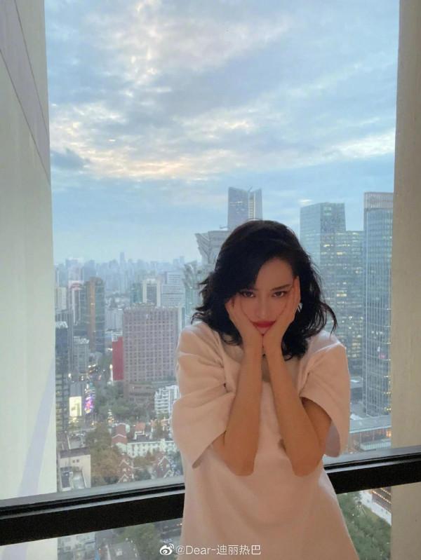 迪麗熱巴最新自拍照