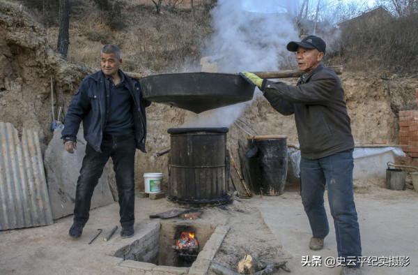 大山裡農民用祖傳木桶釀製柿子酒，口感純正好喝不上頭，啥情況