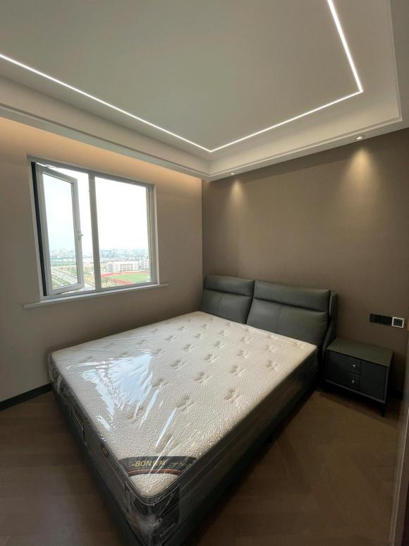 硬裝結束傢俱進場，這紅色單椅太不搭了，少女心做怪，硬裝23萬