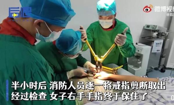 女子戴九枚戒指，結果戒指卡住取不出來，手指已經嚴重膿化