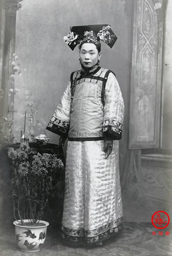 晚清老照片：73歲李鴻章行走靠輪椅，大夫在街頭拔牙工具扔地上