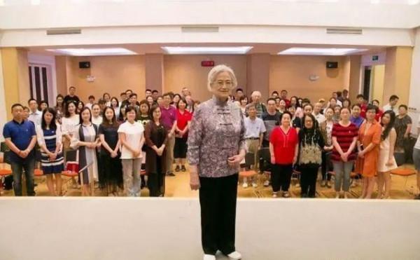 王文娟94歲風韻猶存,穿搭優雅又素淨,骨子裡就透出黛玉的溫柔勁 王文娟94歲風韻猶存,穿搭優雅又素淨,骨子裡就透出黛玉的溫柔勁